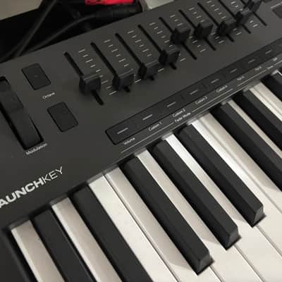 Novation Launchkey 49 MKIV MIDI Keyboard Controller 2024 - Present - Black image 2