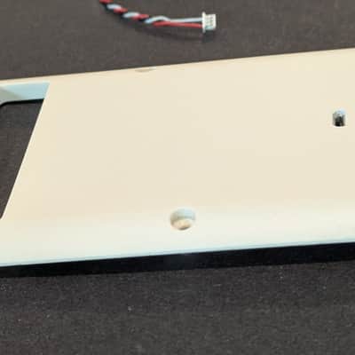 Fishman PRO-BPK-FSW Fluence Rechargeable Battery Pack for Strat 2010s - White image 6
