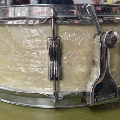 Ludwig No. 900 Super Classic 5.5x14" 8-Lug Snare Drum with P-87 Strainer, Keystone Badge 1960s - white marine pearl image 3