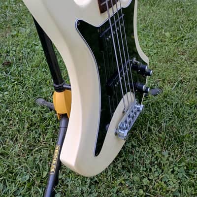Guild B-302 1979 - vintage white image 3