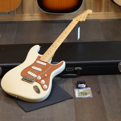 Minty! 2006 Fender American Deluxe Stratocaster V Neck Electric Guitar Honey Blonde + OHSC
