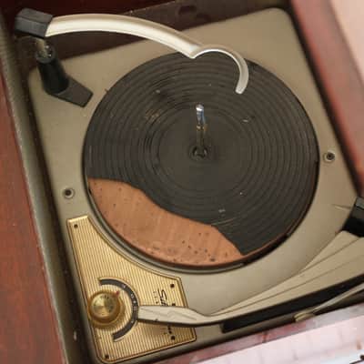 Silvertone Phonograph/Radio, Model 7045A - Non-functional image 8