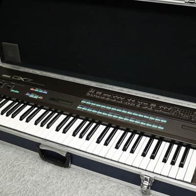 Vintage Yamaha DX7 Vintage FM Synthesizer w/ Hard Case Made in Japan