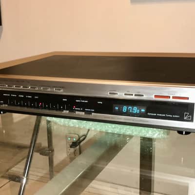 Luxman T-02 Digital Synthesized AM/FM Stereo Tuner 1986 - silver image 1
