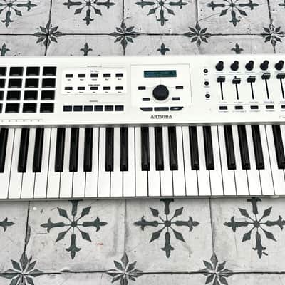 Arturia KeyLab 61 MkIII MIDI Controller image 2