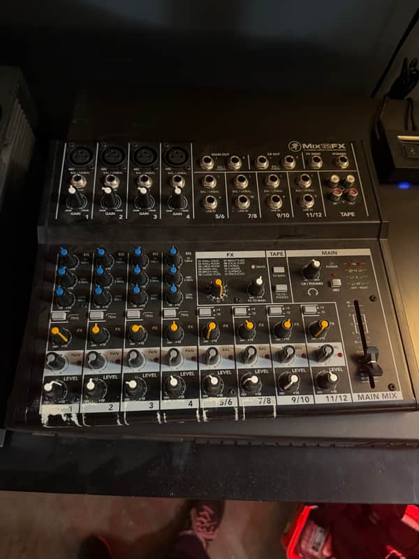 Mackie Mix12FX 12-Channel Compact Mixer with Effects 2015 - Present - Black image 1