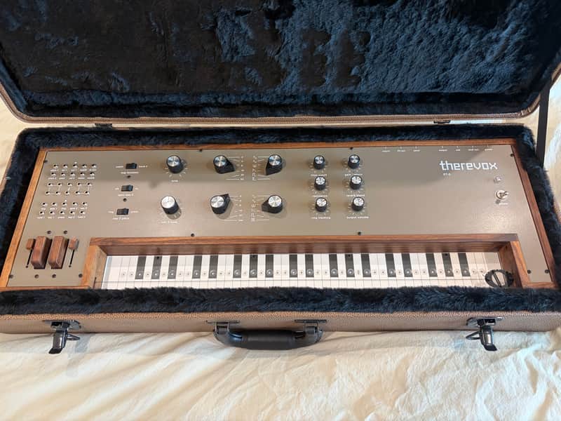 Therevox ET-5 with optional Tweed Case image 1