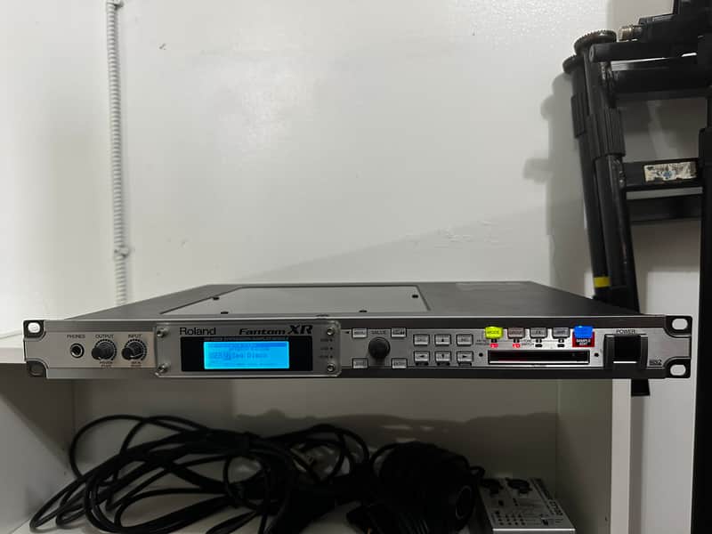 Roland Fantom-XR Rackmount Synthesizer Module 2004 - 2010 - Silver Bild 1