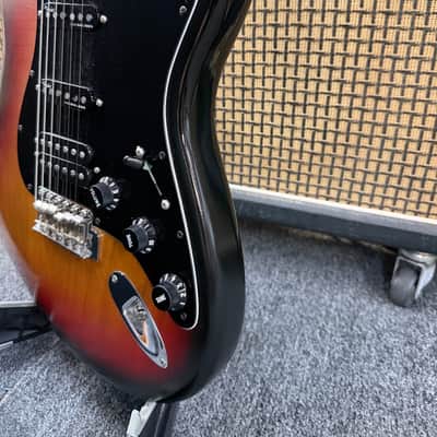 Fender Highway One Stratocaster with Maple Fretboard 2006 - 2011 - 3-Color Sunburst image 2