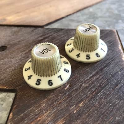 Real Life Relics Fender® Aged Off White 65 Jazzmaster® Knobs (Set of 2) (Fender® 0992086000   [DK1] image 3