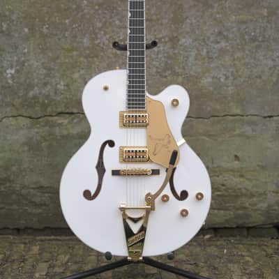 Gretsch G6136TG Players Edition Falcon™ Hollow Body with String-Thru Bigsby® and Gold Hardware - White image 3