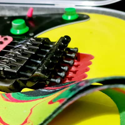 Ibanez JEM777DY Desert Yellow – 1988 First Generation Steve Vai Signature – Disappearing Pyramid Inlays – Original Pink Logo Ibanez Case image 8