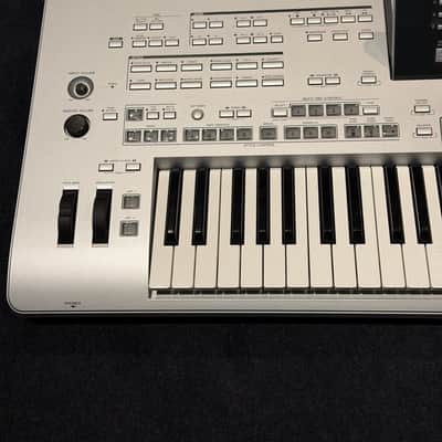 Yamaha Tyros3 61-Key Arranger Workstation Keyboard - Silver image 5