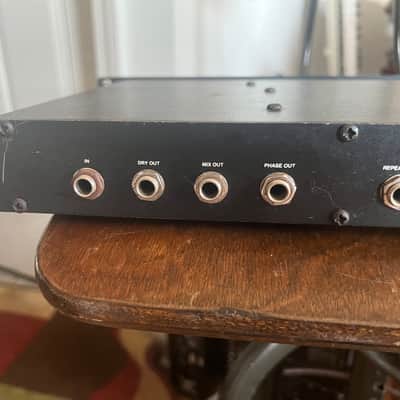 Digitech RDS 1900 digital delay, flange, chorus, echo unit with rack mount bolts and washers. image 6