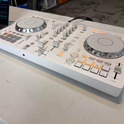 Pioneer DJ DDJ-FLX4-W 2-Channel DJ Controller for Rekordbox/Serato - White image 3