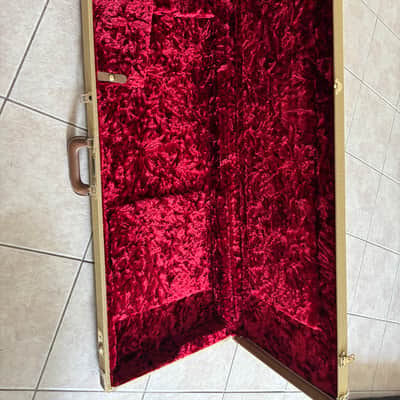 Fender P-Bass Tweed Hard case Red Velvet interior image 2
