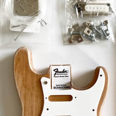 Fender Stratocaster Model Kit - Build Your Own Mini Strat! Kit by Axe Heaven Bild 2