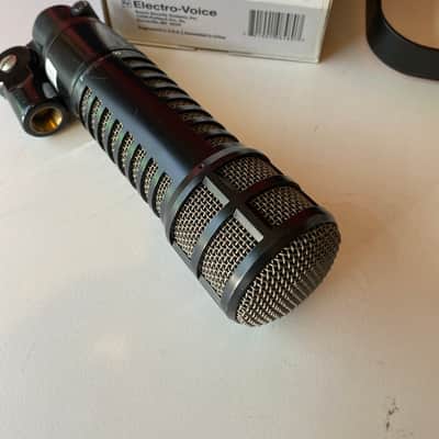 Electro-Voice RE320 with shock mount image 4