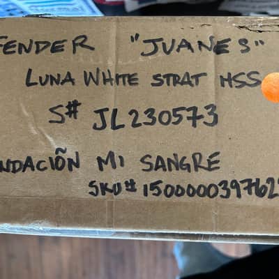 Fender Juanes Signature Stratocaster - Luna White 8lbs. 1.6oz. #JL230573  Hardshell Case image 13