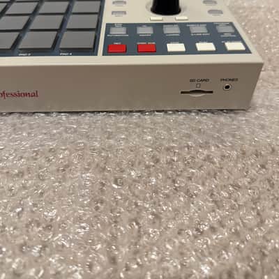 Akai MPC One Standalone MIDI Sequencer Retro Edition 2021 - Present - Grey image 3