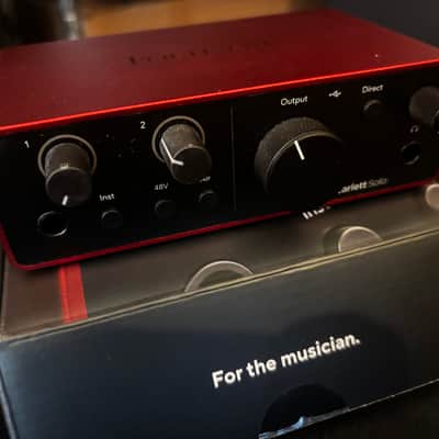 Focusrite Scarlett Solo 4th Gen with box and cable image 4