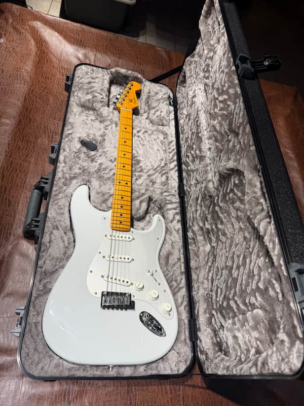 Fender American Ultra II Stratocaster with Maple Fretboard 2 - Avalanche