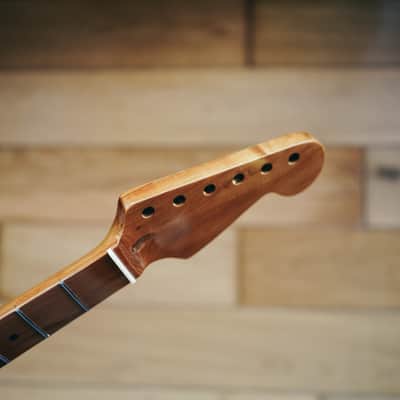 Stratocaster Neck – Roasted Maple | 22 Frets | Light Gloss Finish | Bone Nut imagen 4