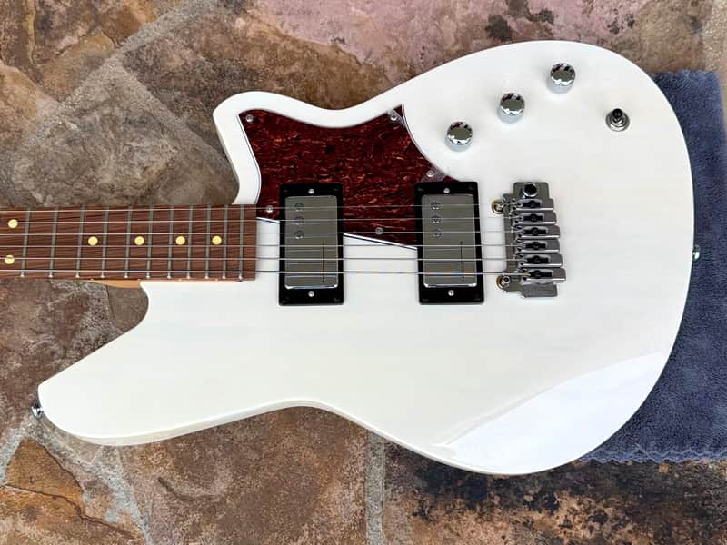 Reverend Descent W Baritone with Rosewood Fretboard 2024 - Present - Trans White