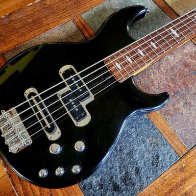 YAMAHA BB 615 bass guitars