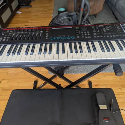 Roland FANTOM-06 61-Key Workstation Keyboard Bundle