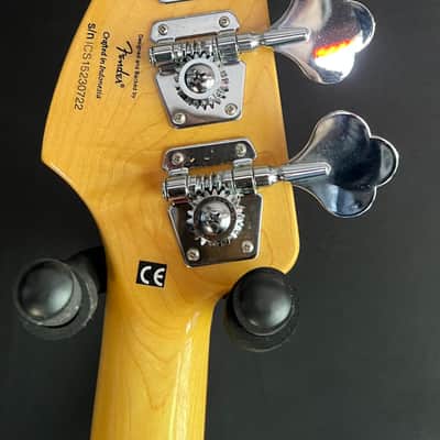 Squier Deluxe Dimension Bass IV 2015 - 2016 - 3-Color Sunburst image 5