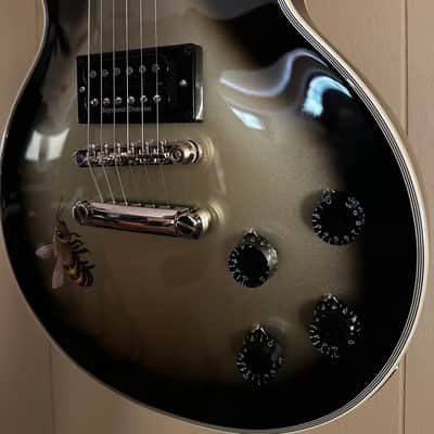 Epiphone Adam Jones Signature Art Series Les Paul Custom 2024 - Mark Ryden’s “Queen Bee" / Silverburst image 4