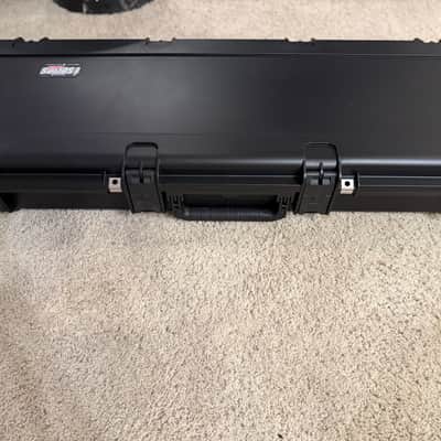SKB 3i-4214-56 Injection Molded Les Paul Guitar Flight Case with TSA Latches & Wheels image 4