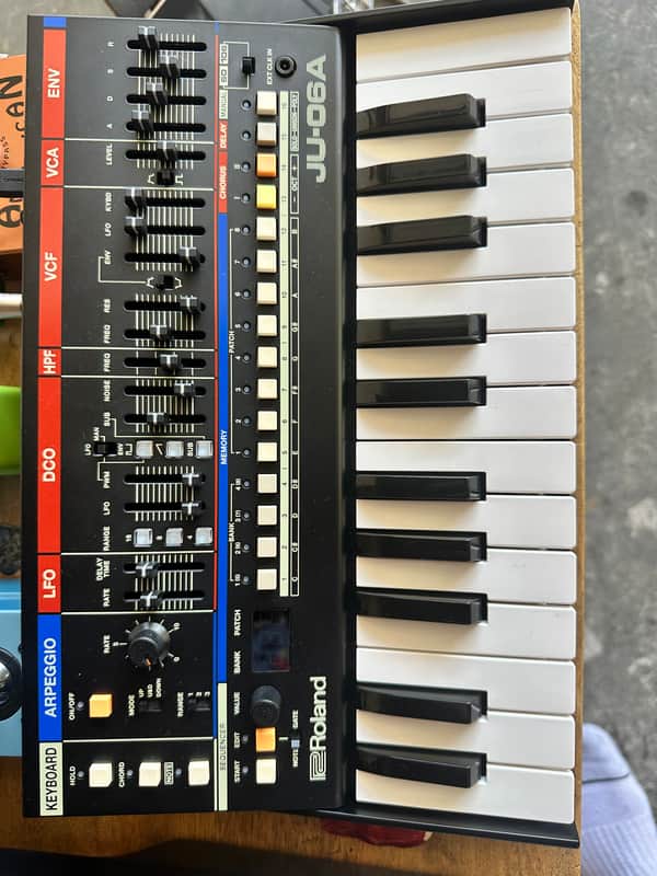 Roland JU-06A Boutique Series Synthesizer Module with K-25m Keyboard