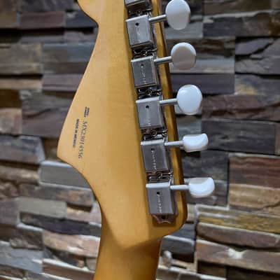 Fender Jazzmaster (MIM) – Serial Number: MX23014556 2023 - Solid alder with metallic gold finish image 4