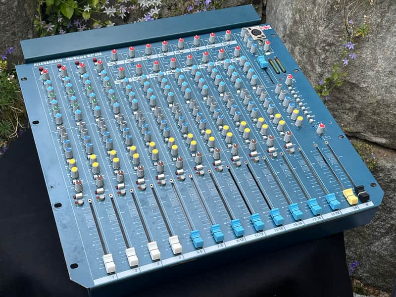 Allen & Heath MixWizard WZ3 20S 12-Channel / 20-Input Stereo Mixer 2004 - 2013 - Blue image 1