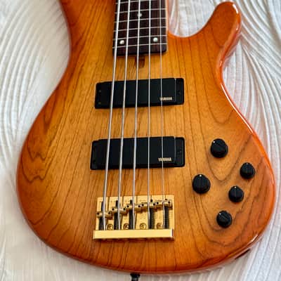YAMAHA TRB 5 II bass guitars