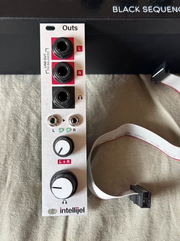 Intellijel Outs Stereo Line Out / Headphones Eurorack Synth Module 2019 - Present - White image 1