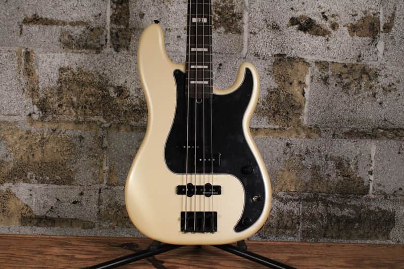 Fender Artist Series Duff McKagan Deluxe Precision Bass with Rosewood Fretboard