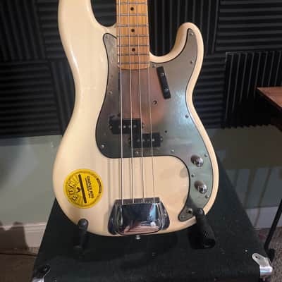 Squier Matt Freeman Signature Precision Bass 2012 - 2015 - Vintage White image 2
