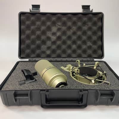 MXL 990 Large Diaphragm Condenser Microphone – w/ Shock Mount, Clip & Case – Clean image 10