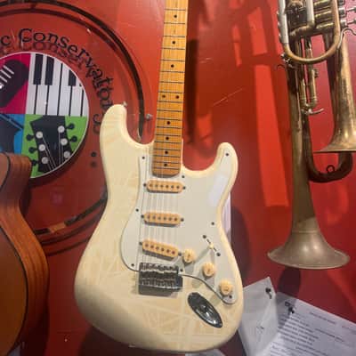 Fender Squirt Strat 1985 #A043344 MIJ 1985 - White -Striped image 2