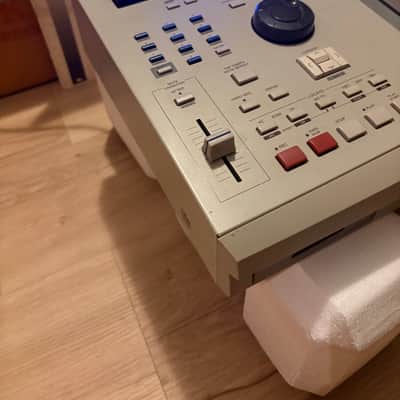Akai MPC2000XL ORIGINAL BOX +NEW BLUE screen+ 8outs + CF + EB16 + original manual image 20