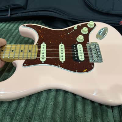 Fender limited edition player Stratocaster hss roasted neck shell pink 2021 image 7