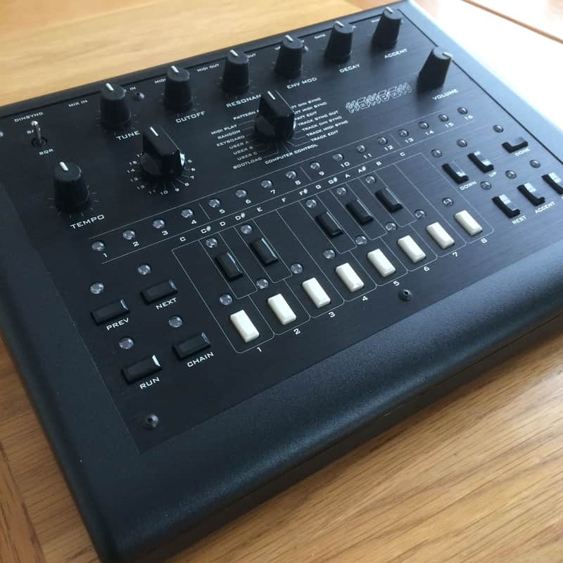 x0xb0x // xoxbox // Roland TB-303 clone // 100% analogue acid x0xb0x // xoxbox // Roland TB-303 clone // 100% analogue acid