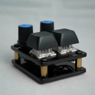 useMidi madMidiMini 2025 with 2 Note Buttons 2 Potentiometers and LEDs image 3