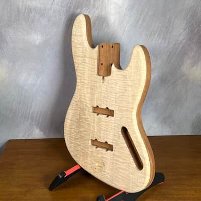 high end Offset Bass Body Unfinished Deep Curly Maple Top / Walnut Accent/ Solid One-piece Mahogany Back- limited Luthier Supply R2 imagen 2