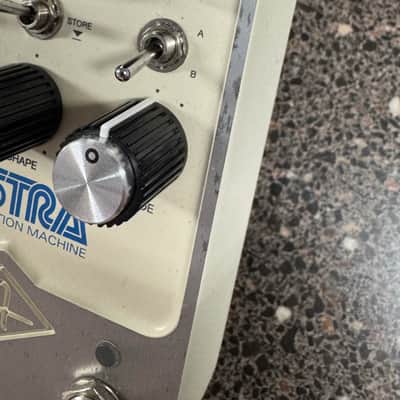 Universal Audio Astra Modulation Machine 2021 - Present - White image 7