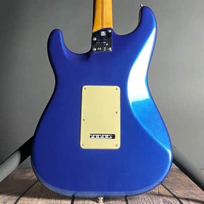 Fender American Ultra Stratocaster, Maple Fingerboard- Cobra Blue (US21021721) image 9