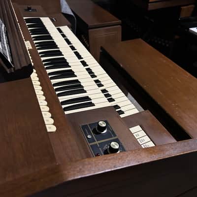 Allen Organ w/ Built-in Speakers, 32-Note Concave Pedalboard and bench! image 7